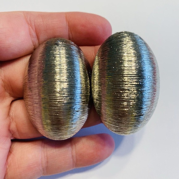 Vintage Clip On Earrings Chunky Silvertone Textured Domed Ovals Runway Jewelry - Picture 4 of 7